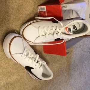 Nike NIB Court Legacy Women 7.5 Boy 5.5